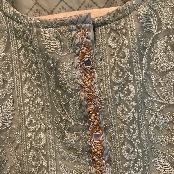 Green and pink kurti with gold pants. - Picture 4 of 12